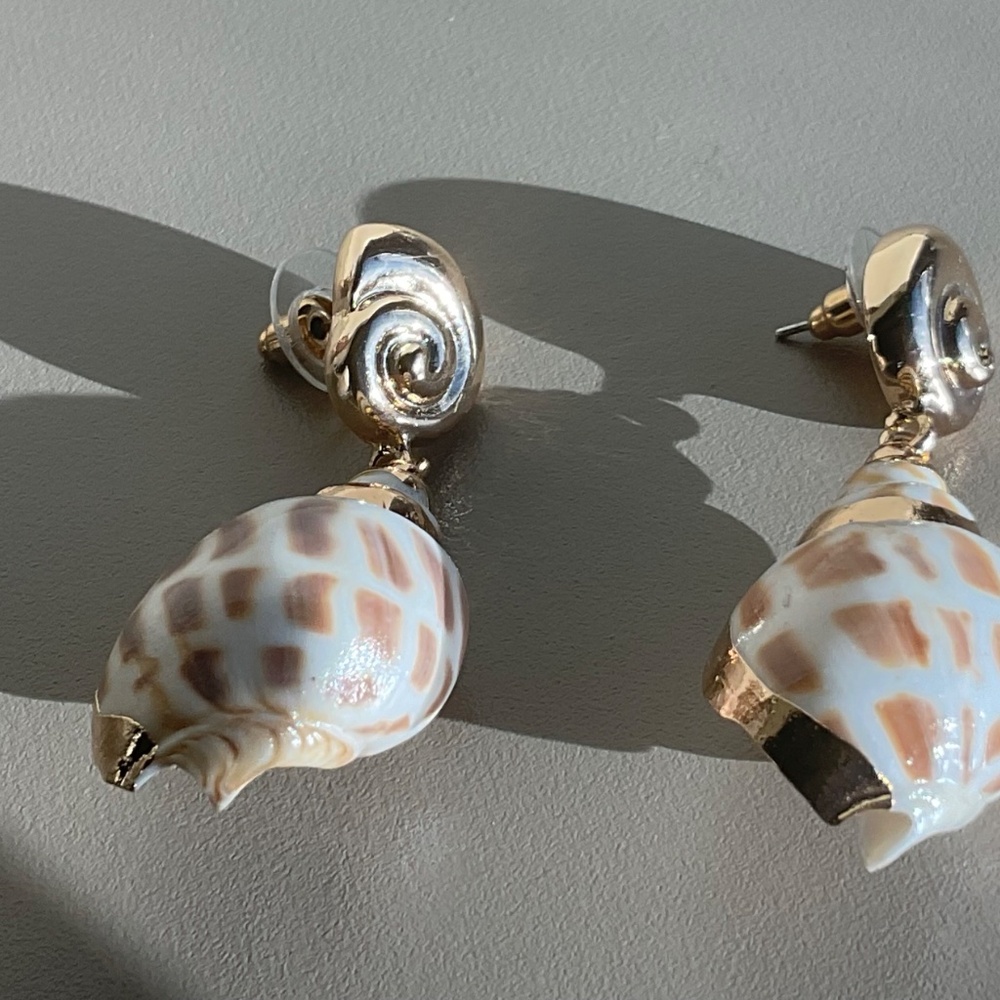 Shell Dangle Earrings pierced goldtone 2” long - Picture 2 of 4